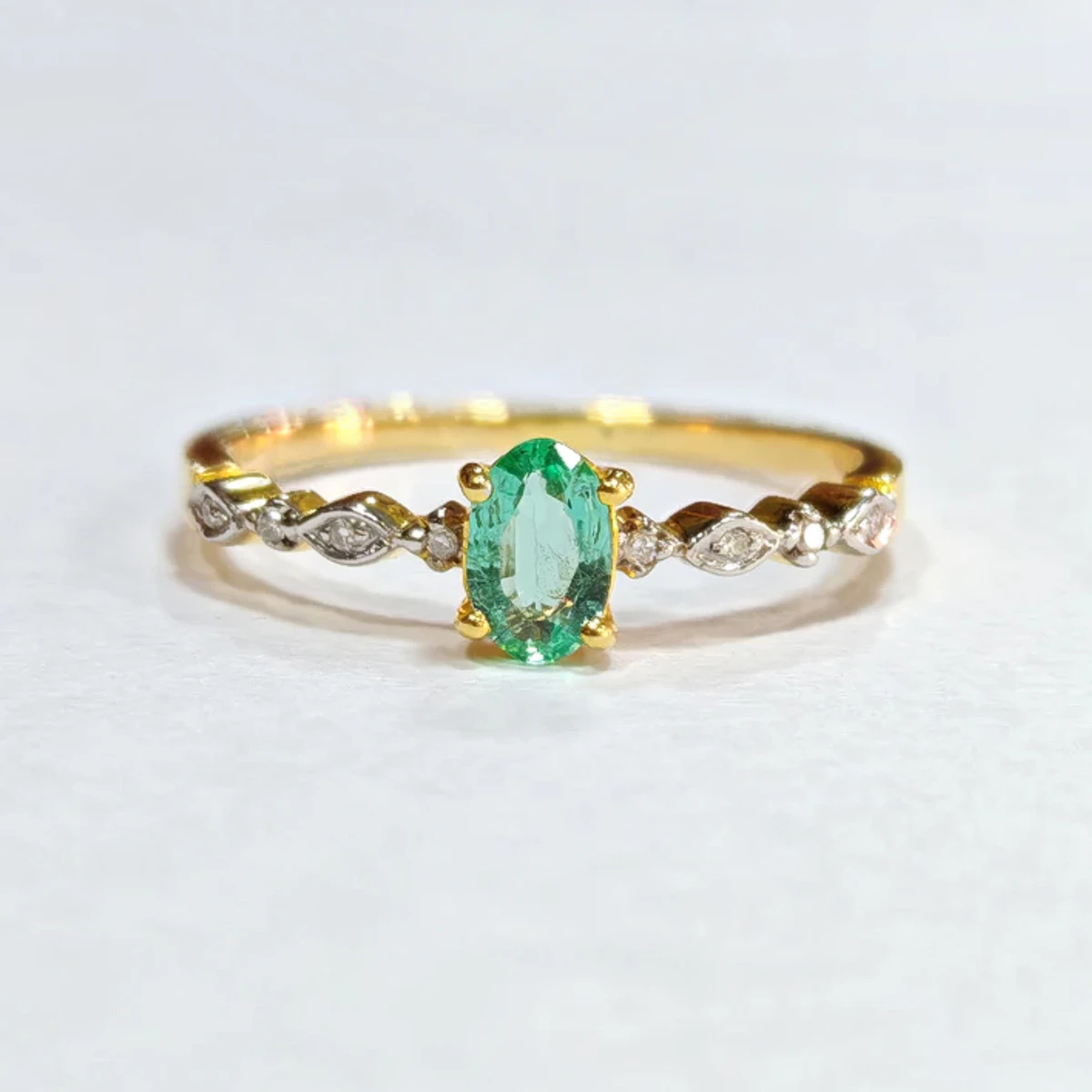 green sapphire 18k gold ring with diamond
