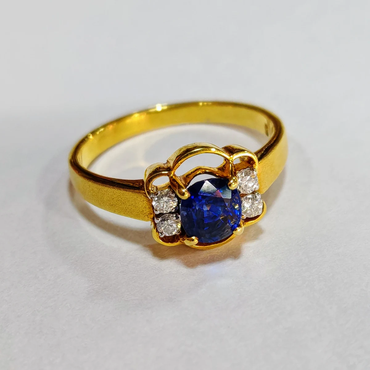 blue Sapphire Ring 18k gold with diamond
